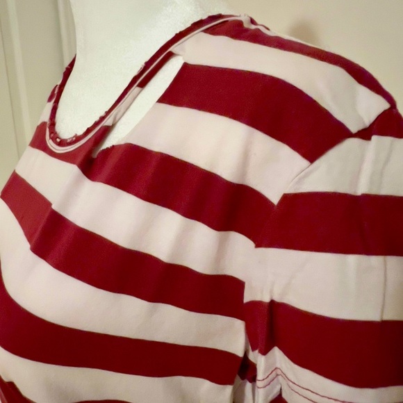 RtA distressed tee shirt, off-white and burgundy. 100% cotton, size XS - Picture 3 of 8